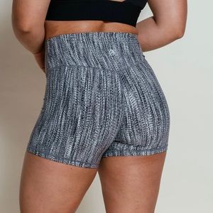 P’Tula 4in Peak Shorts in Black